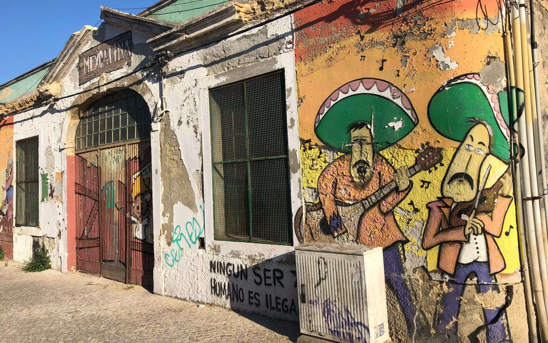 Se seguir pela avenida,700 metros, em direção à lota dos pescadores e zona dos restaurantes vai encontrar um mural dedicado ao México.